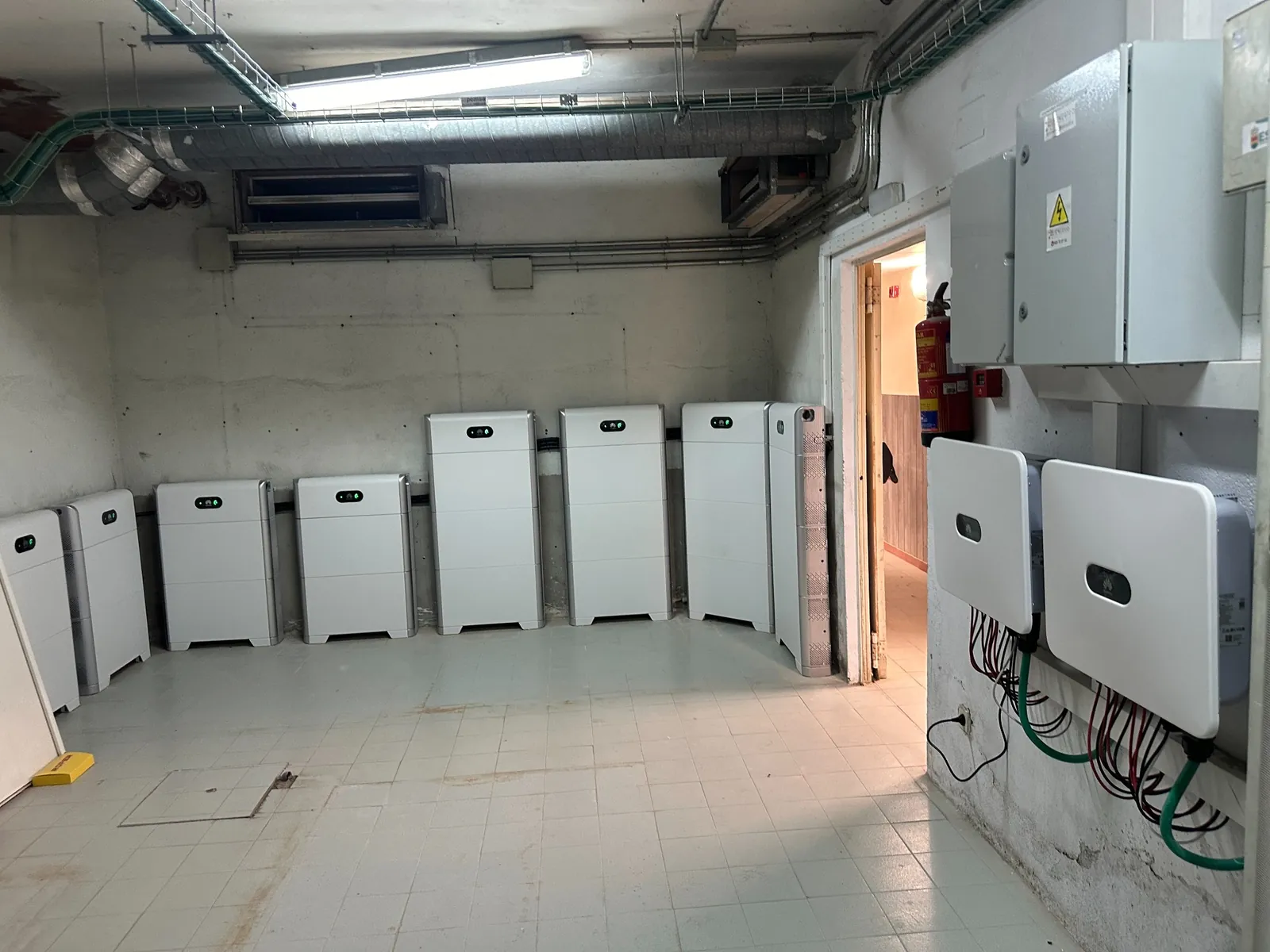 Sistema de baterías e inversores instalado por JT Solar en un centro de mayores de Alcorcón