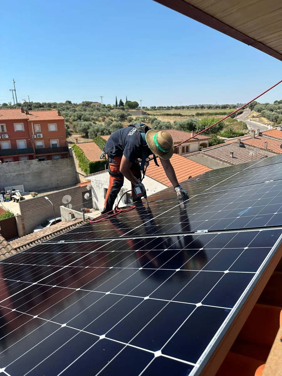 Técnico instalando placas solares en una vivienda de Oropesa, Toledo