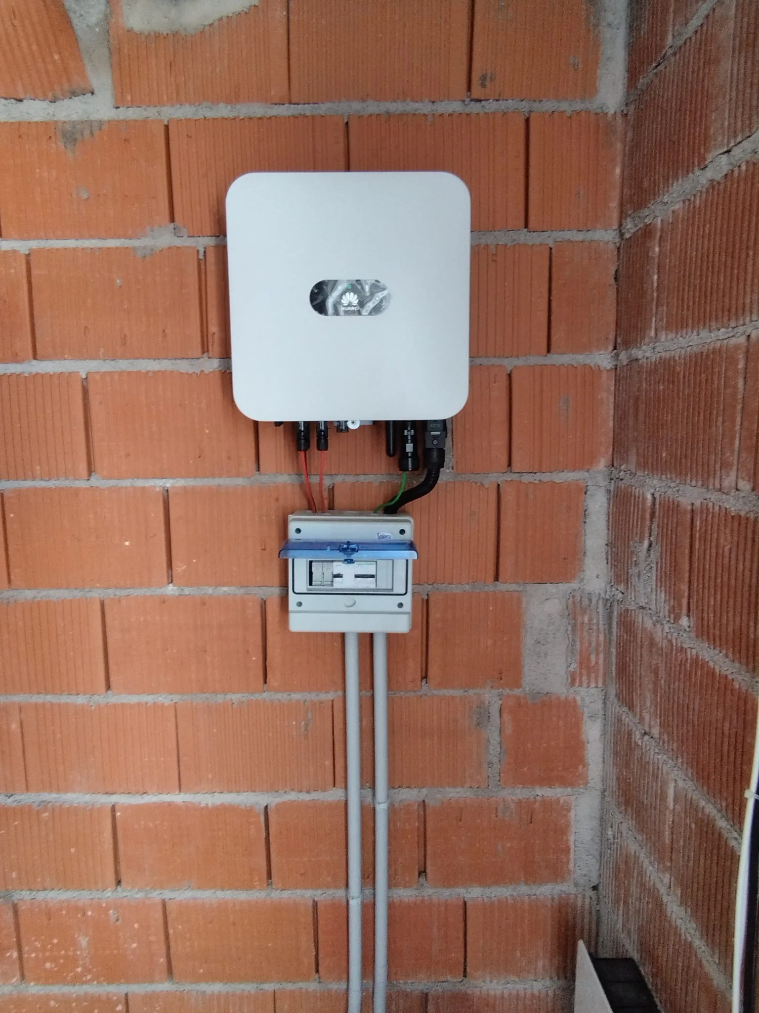 Inversor Huawei y cuadro de protecciones de la instalación solar de Oropesa