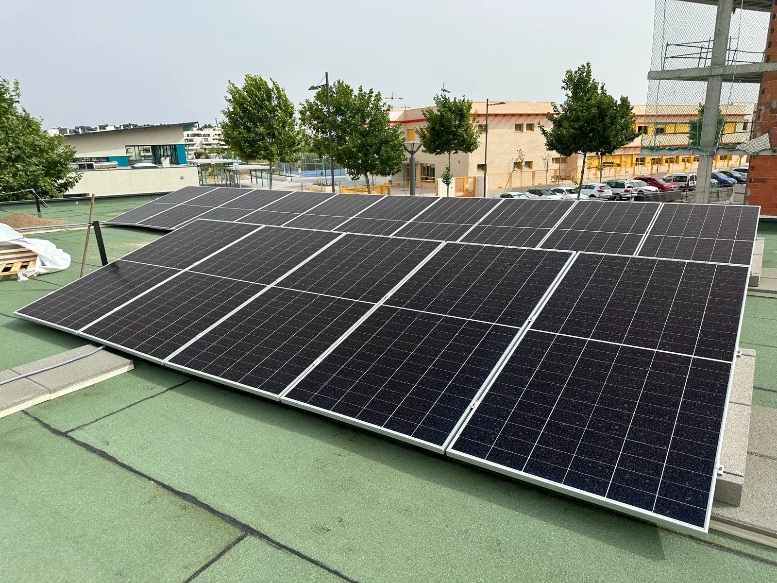 Instalación fotovoltaica realizada por JT Solar en el Polideportivo de Boadilla del Monte.