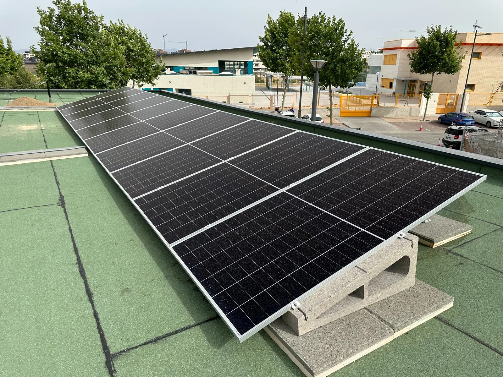 Fila de paneles solares ya montados en la cubierta del polideportivo de Boadilla del Monte.
